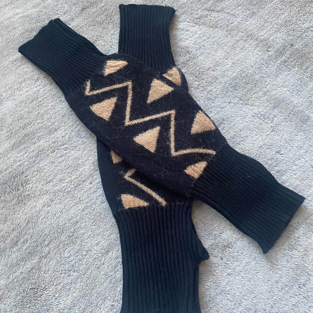 Black and Tan Zigzag Arm Warmers